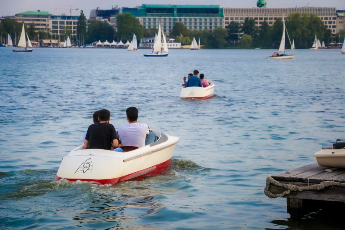 1. Tretbootfahren
